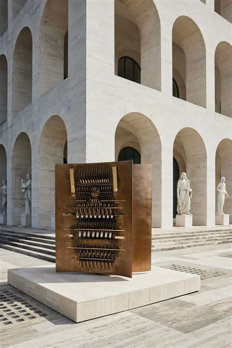 fendi al colosseo quadrato opere di pienone|La collaborazione tra Arnaldo Pomodoro e Fendi .